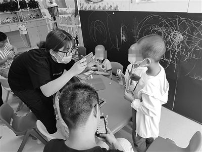 南京儿童医院的病房学校，孩子在家长陪伴下上课。 宋世锋 摄