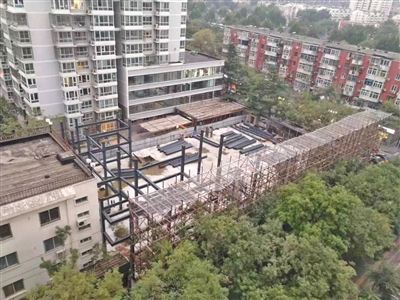  丰台区正邦嘉园小区停车场改造了两年没完工，小区居民停车遇难题。受访者供图