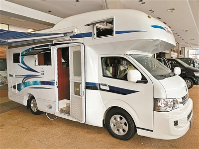 停放在北京华日菱展厅的金杯海狮C型房车