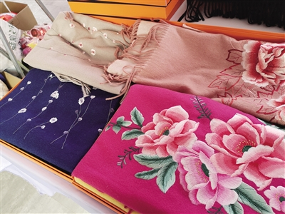 刺绣产品。王颖芈峤/摄