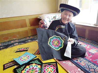 刺绣艺人。王颖芈峤/摄
