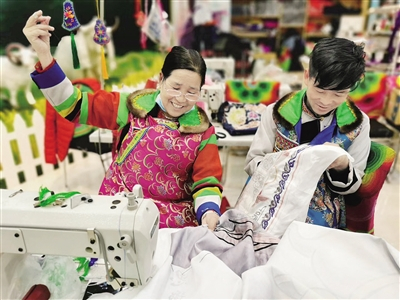 母子俩依靠刺绣走上了脱贫致富之路。王颖芈峤/摄