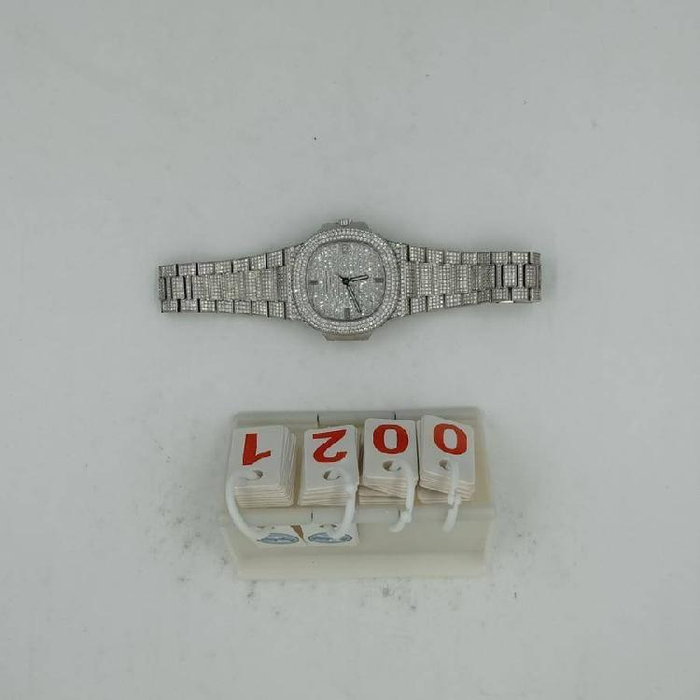  黑老大的名表首饰公开司法处置。