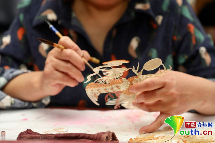 华县皮影制作技艺非遗传承人薛宏权:每一刀刻下去都是灵魂