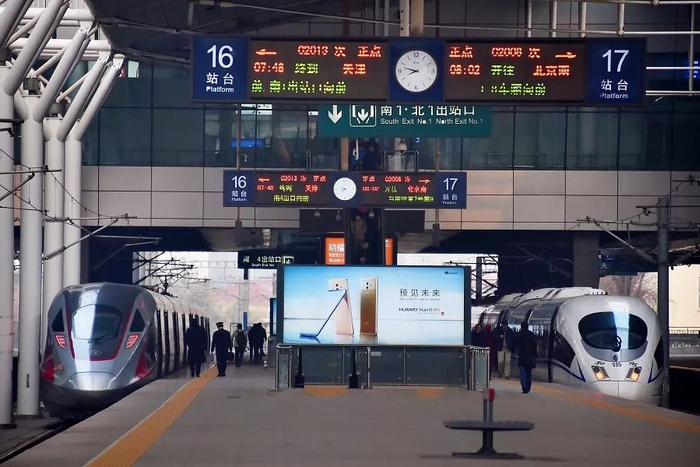 “和谐号”迎接“复兴号”到来。杨宝森 摄