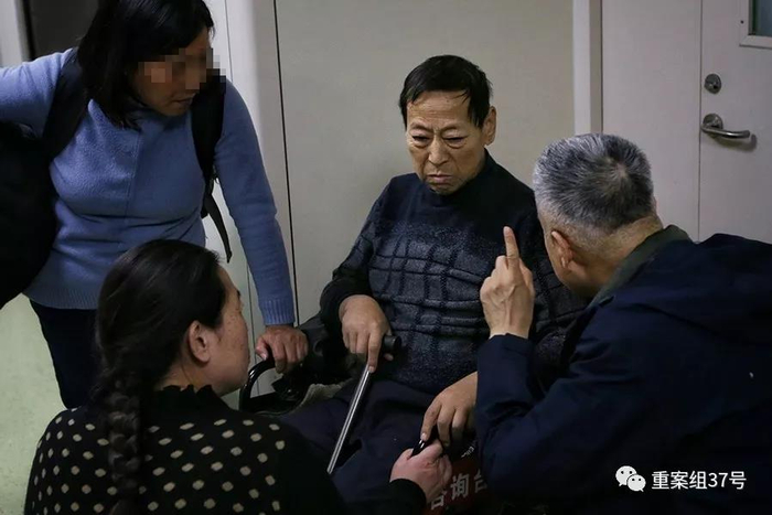 11 月12 日，热心市民在得知郑成月病重住院后，专程赶到医院探望。&nbsp; 新京报记者 彭子洋 摄