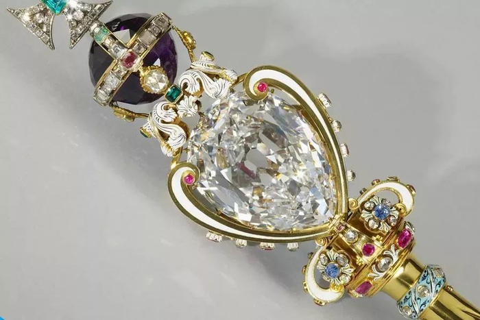 ▲ 权杖镶嵌“库里南第一”钻石重达530.4 克拉。
