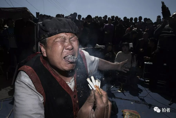  △ 三平用舌头将一把点燃的香烟熄灭。