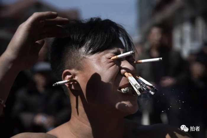 △&nbsp;董鹏将耳朵、眼睛、鼻子、嘴巴塞上点燃的烟。