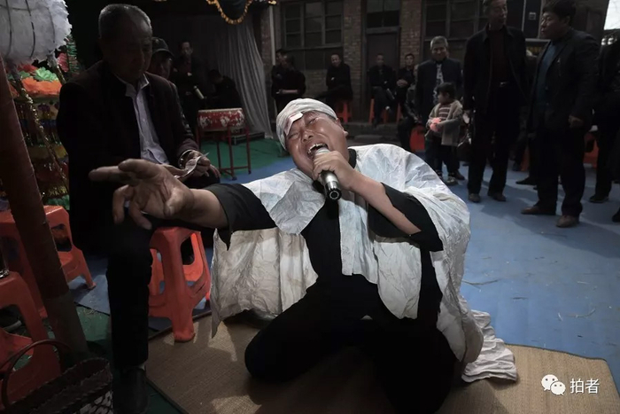 △&nbsp;三平将主家给的赏钱夹在额头的孝布里，继续哭唱。