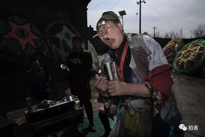 △&nbsp;三平正在表演《劝吃烟》