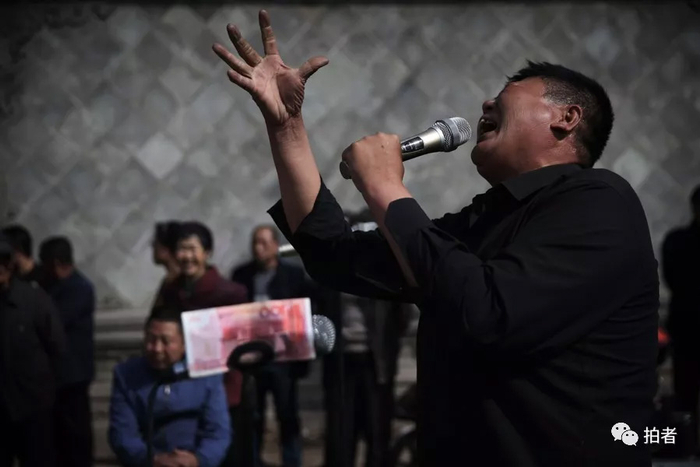 △&nbsp;&nbsp;三平正在哭唱改编的《送战友》。