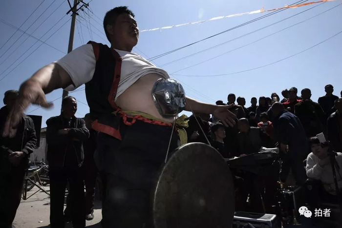 △&nbsp;三平正在表演“气功”。