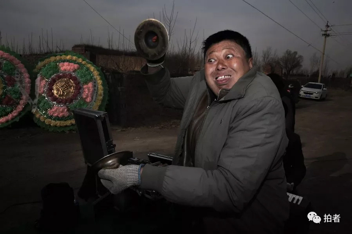 △&nbsp;一场葬礼上，送灵人三平正在打镲。