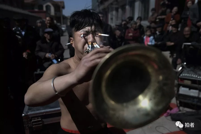  △&nbsp;董鹏将耳朵、眼睛、鼻子、嘴巴塞上点燃的烟后，再表演吹唢呐。