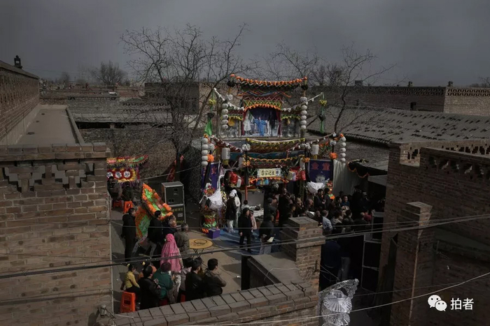  △ 一葬礼现场，主家请了戏班子来搭台演出。