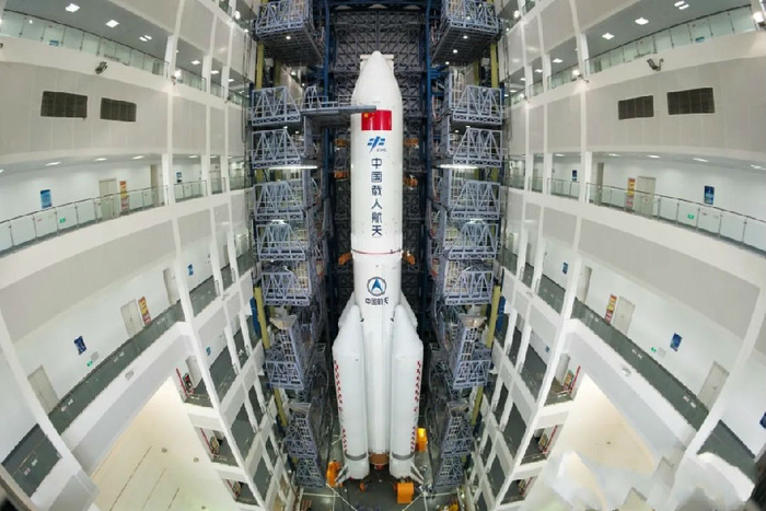 长征五号B运载火箭在厂房中（宿东 摄）