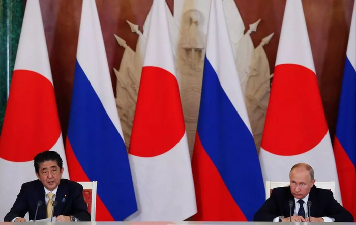 ▲5月26日，在俄罗斯莫斯科，俄总统普京（右）与日本首相安倍晋三出席联合记者会。普京说，俄罗斯将与日本继续探寻解决南千岛群岛（日本称北方四岛）领土争端的方案。（新华社/路透社）