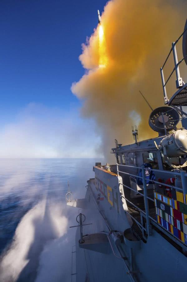 　　改装后的“莫比尔湾”号正在进行反导试验，经过改装后“提康”级具备了拦截弹道导弹的能力，是美国海军航母编队对抗这类武器的主要希望