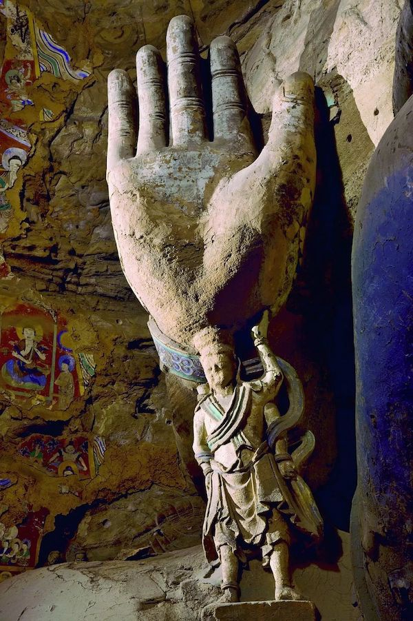 云冈第13窟中的托臂力士