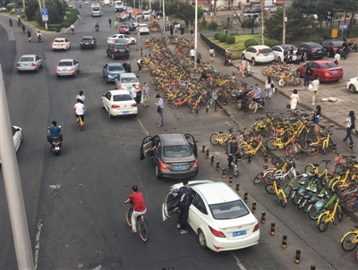 6月11日，立水桥地铁站旁过街天桥下，很多非京牌黑车在趴活。