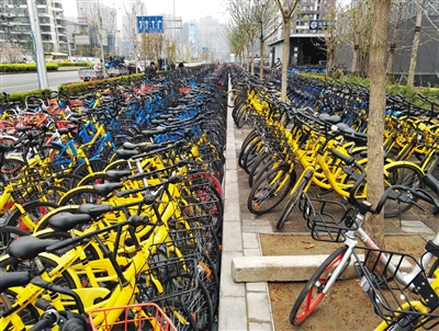 4月5日，阜通地铁站外，共享单车占领了人行道、非机动车道。图/视觉中国 更多街采视频请扫二维码