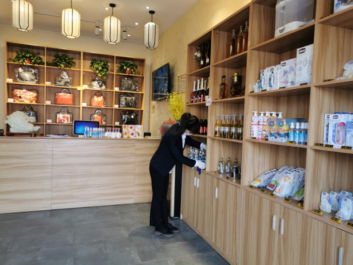 石家庄综合保税区进口商品展销中心工作人员正在消毒。记者 马静 摄