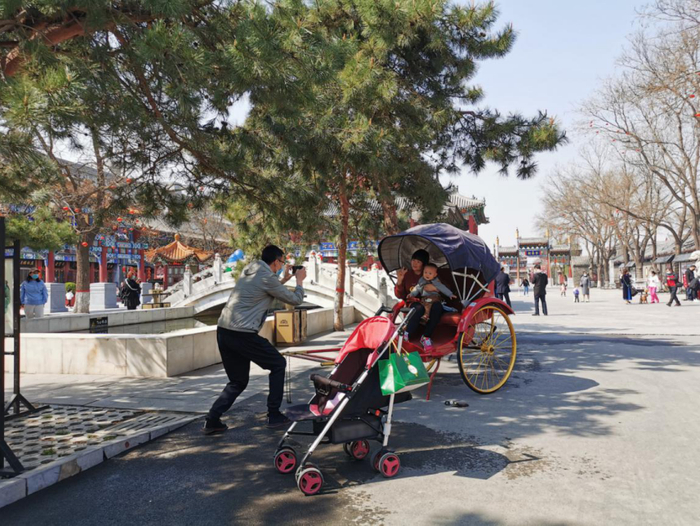 市民在景区前拍照。记者 马静 摄