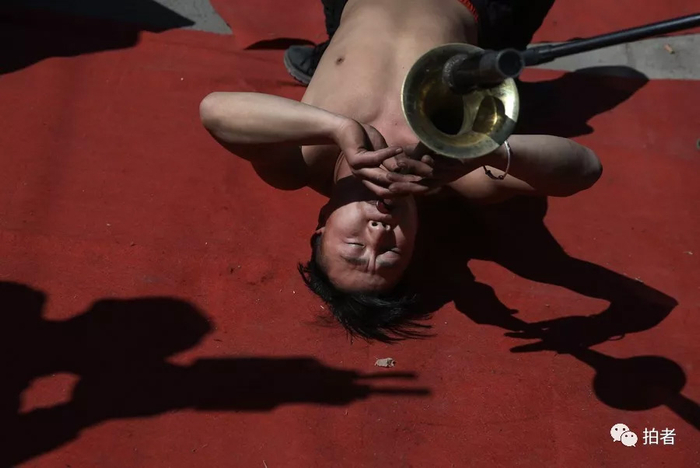  △&nbsp;董鹏来了个“铁板桥”吹唢呐。