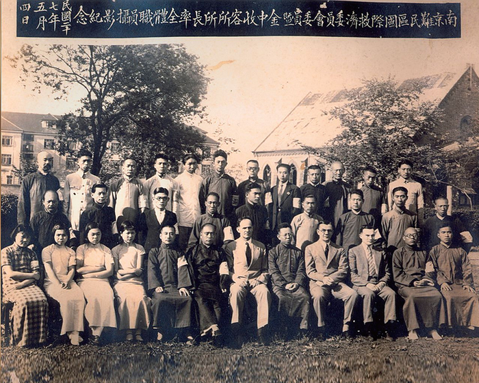 1938年4月，南京难民区国际救济委员会全体职员合影，此时拉贝已经回国（图片来源：维基百科）