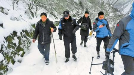 救援出动了无人机，被困男子（左一）被救出。华西都市报 图