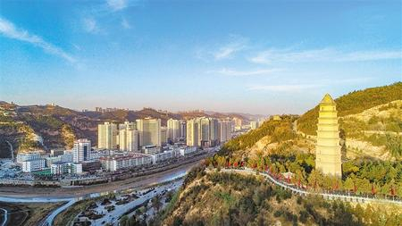 滚滚黄河水，巍巍宝塔山  记者 郁婕