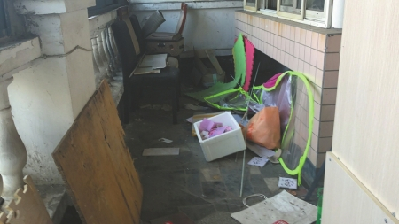 出租屋现在的情况杂乱无章。