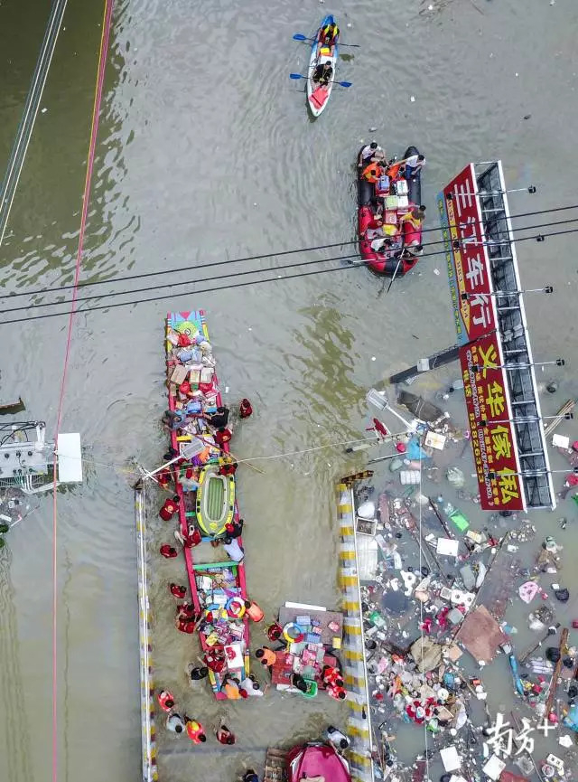 今年9月1日，潮阳区谷饶镇华里社区垃圾铺满水面&nbsp; 图源：南方+
