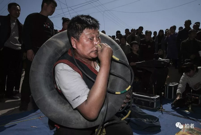  △&nbsp;三平正用鼻子吹汽车轮胎。只需2分钟，他就可以用鼻子出气把轮胎吹起来。