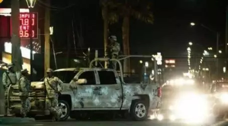 墨西哥小镇街头的警卫