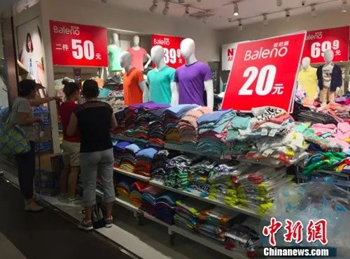  资料图：班尼路实体店 姚露 摄