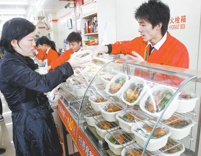 上海市某便利店为居民供应夜宵。&nbsp;人民视觉