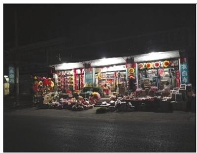  3月29日，村内一家营业到十一点多的殡葬品零售批发店。