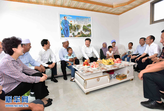 　2016年7月19日，习近平总书记在宁夏银川市永宁县闽宁镇原隆移民村回族移民群众海国宝家中看望。 新华社记者 李涛/摄