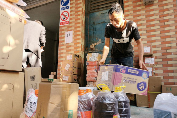 　▲快递员刘茂再在搬运快递。受访者供图