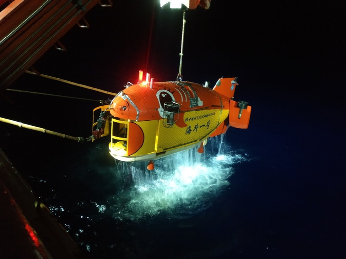 △“海斗一号”回收过程