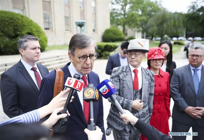 ▲律师斯卡林接受媒体采访 图据新华网