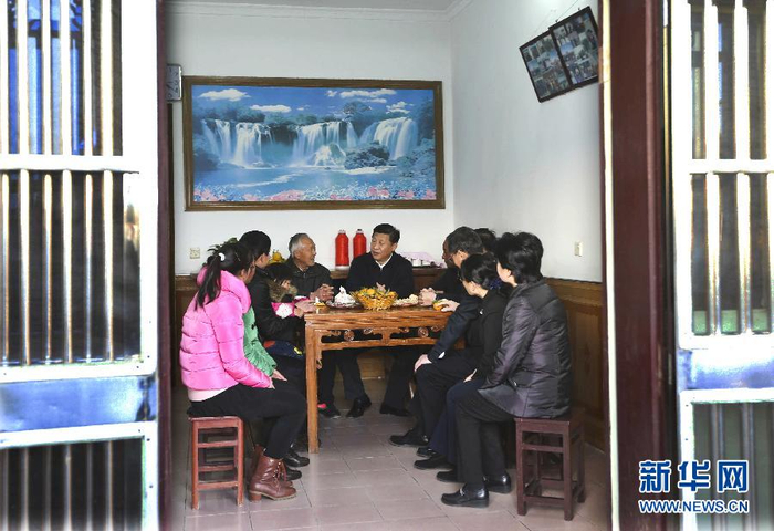 2014年12月13日，习近平在江苏镇江市丹徒区世业镇永茂圩自然村调研时到村民洪家勇家中看望。 新华社记者 兰红光/摄