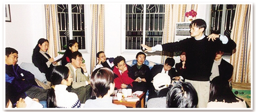 2000年，创业初期的马云在湖畔花园召开员工会议。 （资料图片）