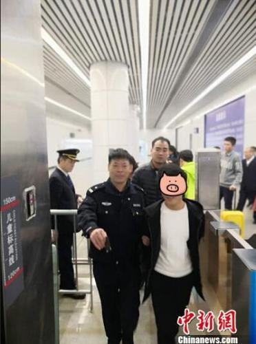 将强奸嫌疑人黄某某押回派出所审讯。　李晓英 摄