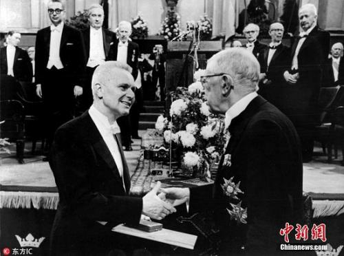 　　资料图：迄今为止，唯一一对摘得诺贝尔奖的“兄弟组合”是来自荷兰的廷贝亨兄弟，分别为1969年诺贝尔经济学奖和1973年诺贝尔生理学或医学奖的得主。图为哥哥扬-廷贝亨（左），1969年诺贝尔经济学奖得主。图片来源：东方IC 版权作品 请勿转载