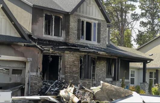 美国资深飞行员驾驶飞机撞向自家住宅，当场死亡。（图源：今日美国）