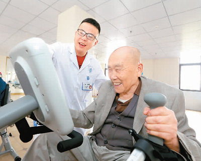 10月7日，四川省眉山市东坡区白马镇的眉山市第二社会福利院里，康复医生指导正在康复训练的老人。该福利院以社区为核心，开展医养结合的养老助老服务，方便老年人就近养老。　　张忠苹摄（人民图片）
