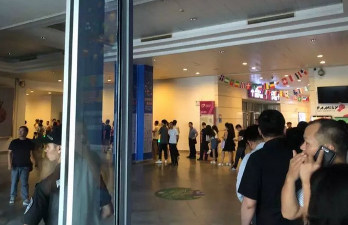 “赚500万好简单啊!”排队离婚、90后1630万抢房…人生的差距,都在魔幻深圳楼市里__财经头条